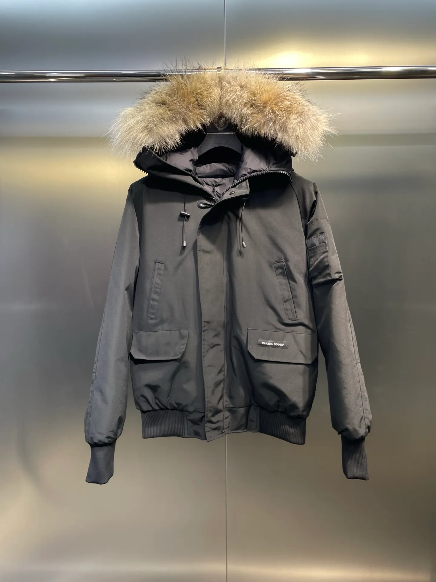 P780 high-end version Canada Goose Canada Goose #Chilliwack 7999M bomber jacket short down jacket/01 model #Men and Women Same Style# ➖ Genuine synchronous anti-counterfeiting chip sensor! ➖ Imported 21S polyester-cotton blended original fabric [last year’s 16S/18S hard fabrics have been completely eliminated, this year all use 21S genuine synchronous fabrics, the soft mid-strap feels delicate and textured], genuine synchronous Feather-Light 10D waterproof coating fabric, made of 84.5 polyester fiber and 15.5 cotton, 100% the best feel in the entire network! ➖ The genuine official website is synchronized with the national standard 80 white duck down, you can check the official website customer service, there will never be a series of misleading claims such as 90 down or goose down! ➖ Using the best nylon lining with double double-layer sealing design, velvet-proof No. 7 needle + grid-filled down ready-made garments, there is 100% no so-called velvet running! ➖ The cuffs are designed with thickened seamless threads, and the collar and pockets are lined with top-quality polar fleece to keep you warm and comfortable! ➖ Yoshida YKK provides original custom-made electroplated sliders. YKK two-way lockable zippers are tight and smooth and will not peel off paint! ➖ 3M composite guarantees that the Velcro is the same as the original, durable, and all accessories and hardware are custom-made! ➖ Imported BEHRINGER embroidery machine to customize the 10,000-needle embroidery logo, 98% of which can be reproduced to restore the original logo. You can check and compare on the official website! ➖ The fur collars are all made of large pieces of Western Canadian blue wolf hide, ensuring that each fur collar is 13-15cm wide!   Size:XS-XXL